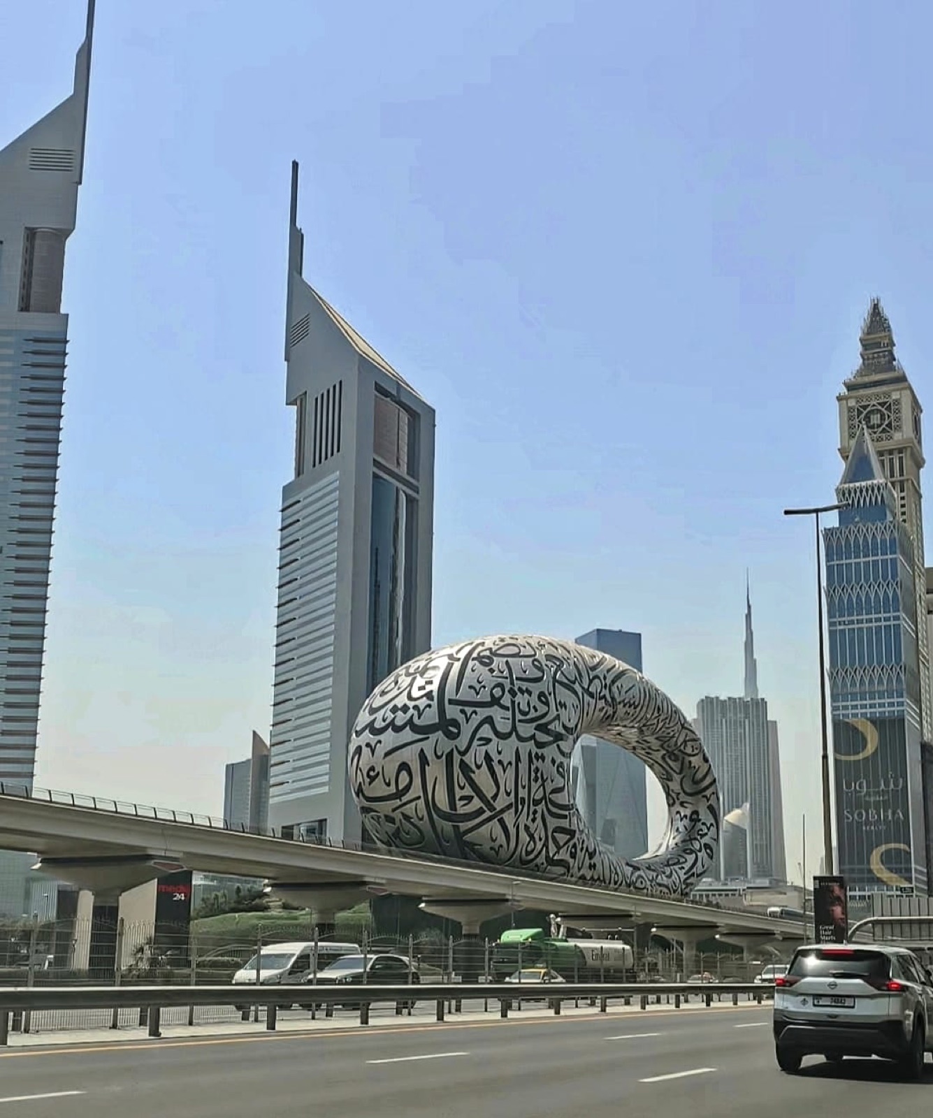 Museum of the Future zwischen den Hochhäusern Dubais