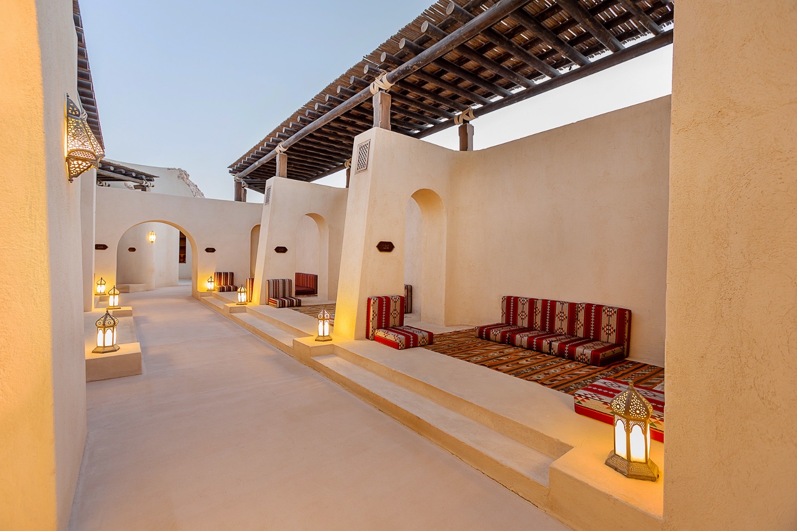 Ruhiger Innenhof mit arabischer Architektur im Abendlicht