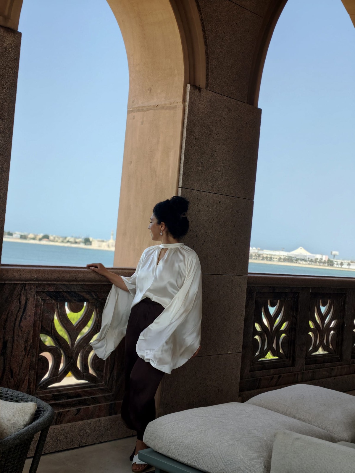 Reisemoment auf einer Terrasse mit Blick über Dubai