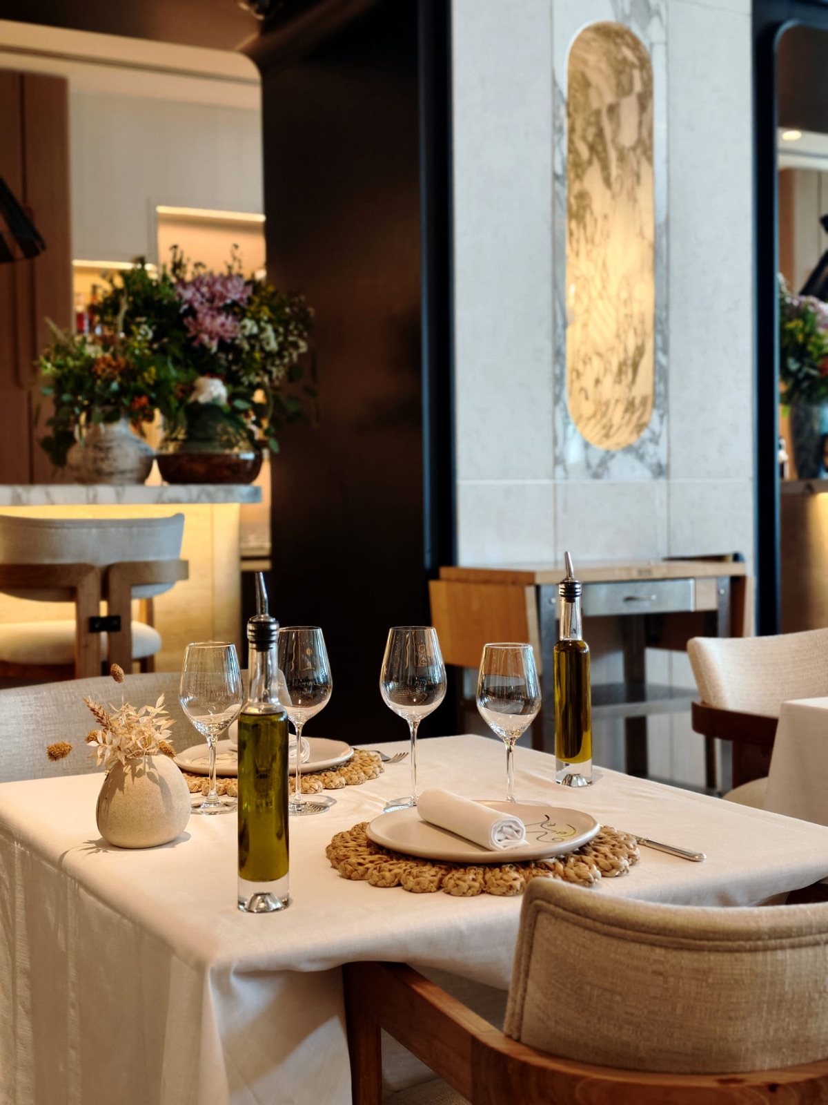 Stilvoll gedeckter Tisch in einem Hotelrestaurant