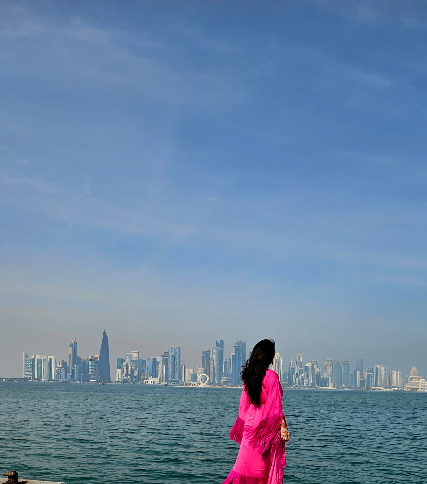 Blick über das Wasser auf die Skyline von Doha