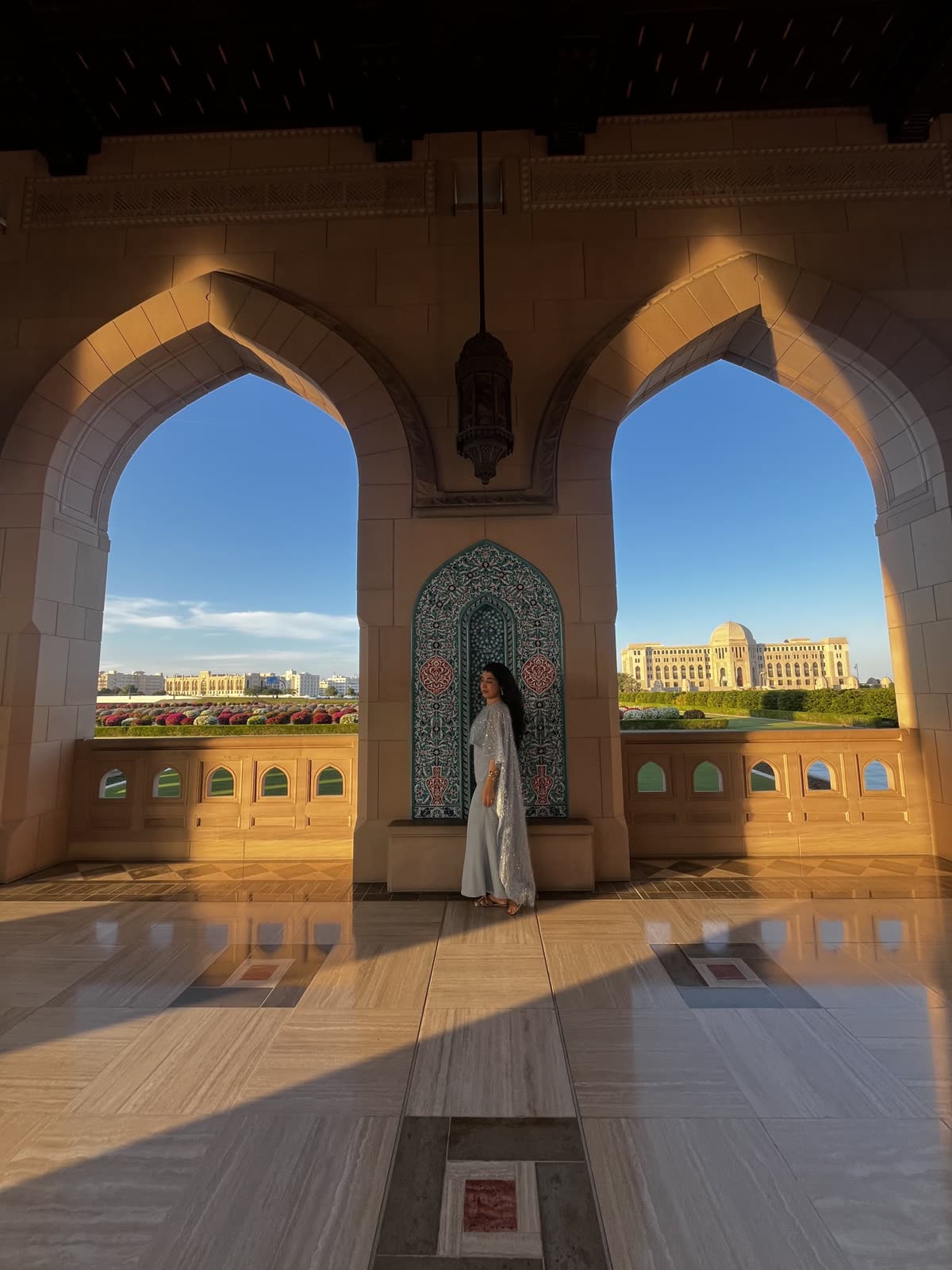 Spitzbögen und Mosaik einer Moschee in Maskat im Abendlicht