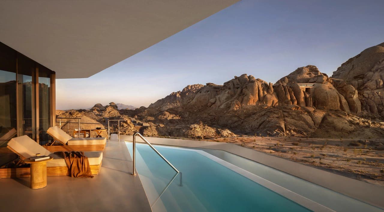 Infinity-Pool einer Wüstenvilla zwischen Felsen in Saudi-Arabien